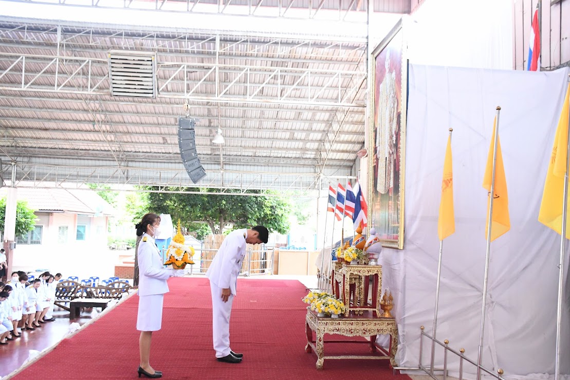 กิจกรรมโรงเรียน พิธีถวายราชสักการะวางพานพุ่มดอกไม้สด เนื่องในวันคล้ายพระบรมราชสมภพ ฯ วันชาติและวันพ่อแห่งชาติ