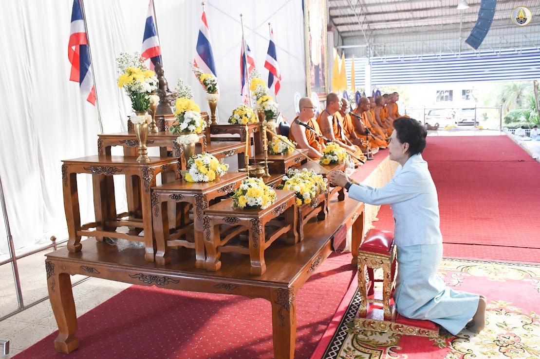กิจกรรมตักบาตรข้าวสารอาหารแห้ง เนื่องในวันพ่อแห่งชาติ
