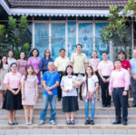 มอบช่อดอกไม้ มอบรางวัล ภาษาต่างประเทศ