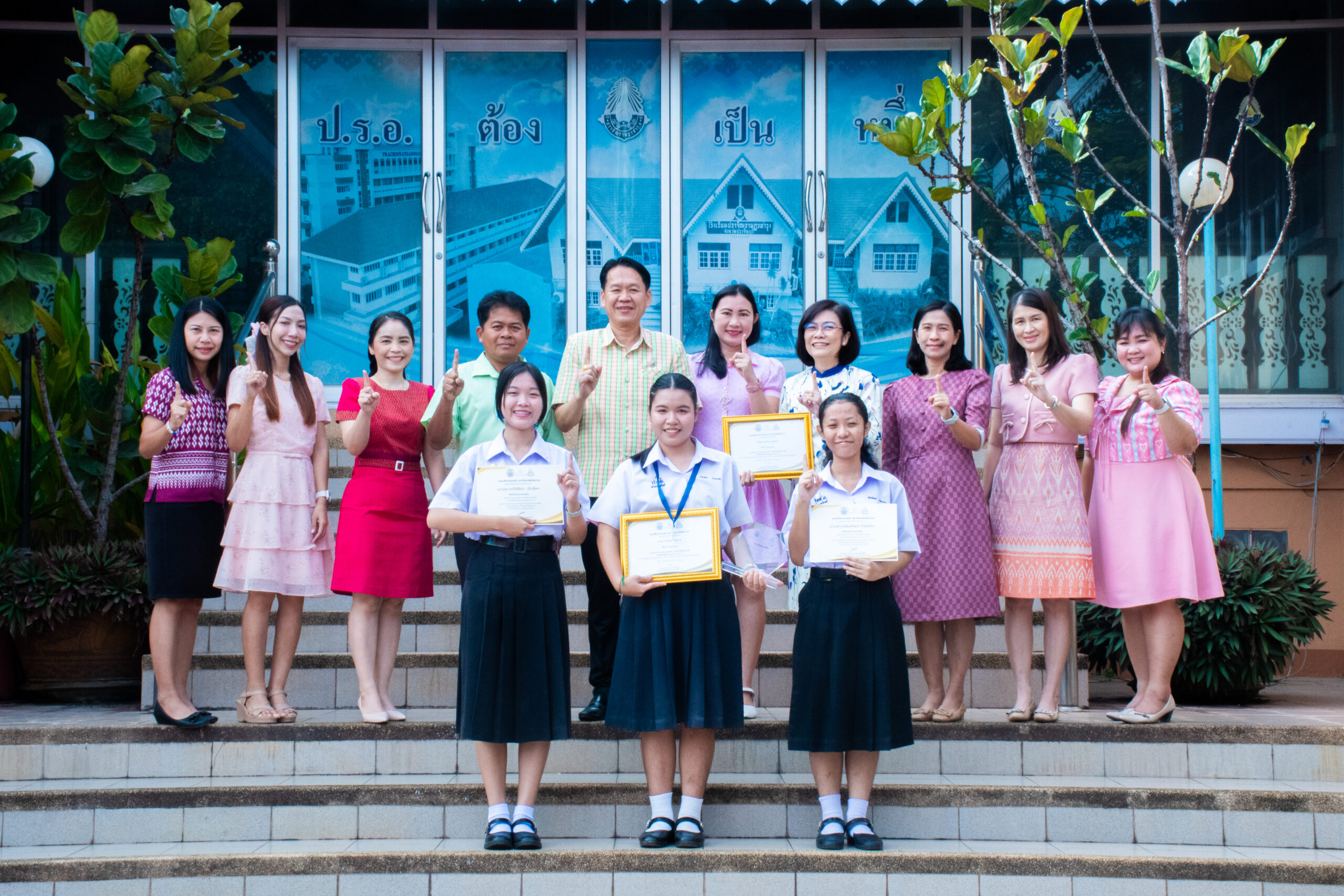 รับรางวัลกลุ่มภาษาไทย